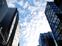 狭い空から 垣間見る青空