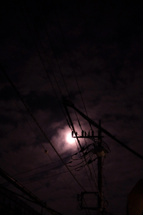 雲、月、電柱